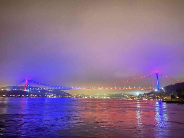 İstanbul’da köprüler Trabzonspor’un renkleriyle ışıklandırıldı