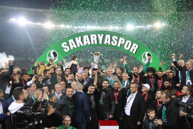 Sakaryaspor’da çifte bayram; şampiyonluk kupası kalktı 10 binler sahaya indi