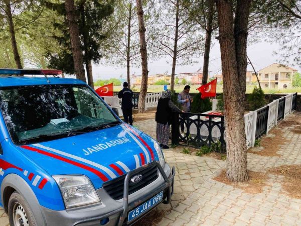 Ahmetli’de jandarmadan 60 çocuğa bayramlık