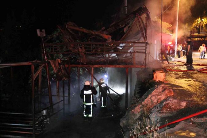 Alevlere teslim olan restoran küle döndü