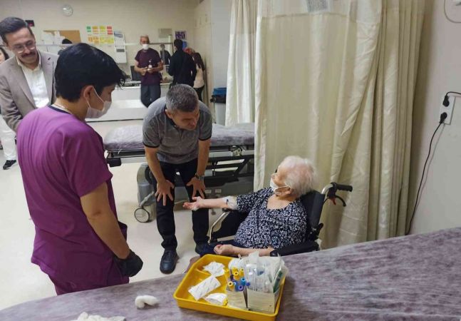 Kepez Devlet Hastanesi, hastalarını bayramda da yalnız bırakmadı