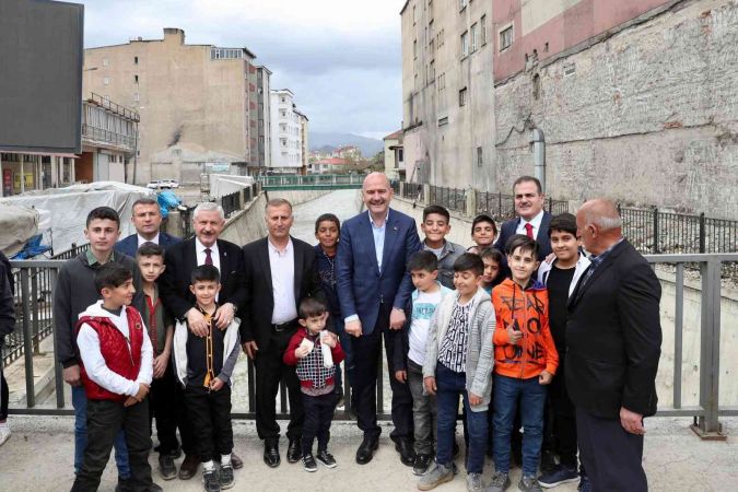 Bakan Soylu Yüksekova’da vatandaşlarla bayramlaştı