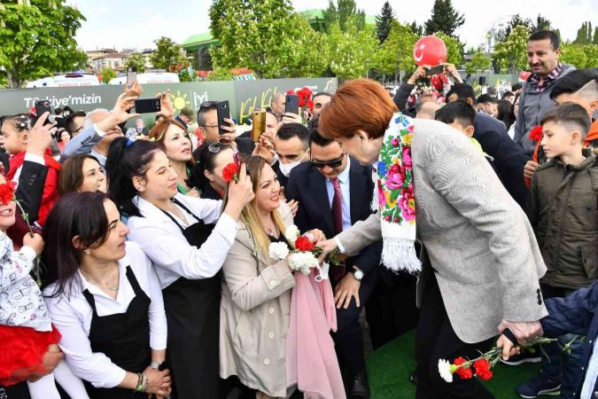 İYİ Parti Genel Başkanı Akşener vatandaşlarla ‘Bayram Sofrası’nda buluştu