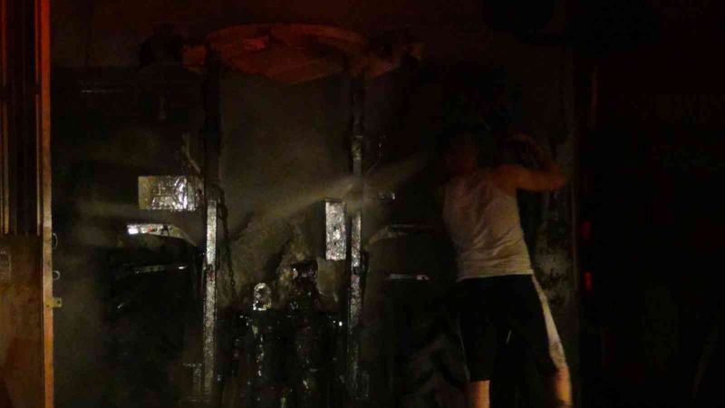 Traktör tamir atölyesinde çıkan yangın korkuttu