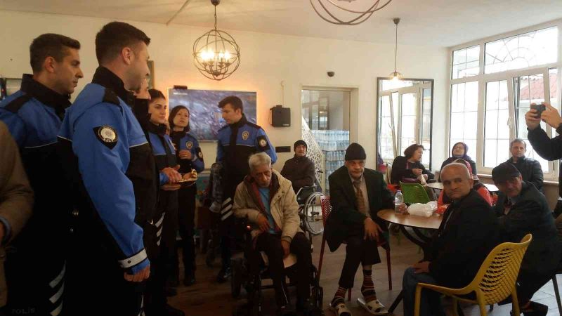 İstanbul Emniyet Müdürlüğü’nden Darülaceze’ye bayram ziyareti