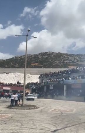 Drift festivalini izleyenlerin bulunduğu balkon çöktü, faciadan dönüldü
