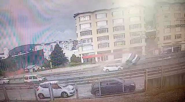 Pendik E-5’te minibüsün bariyerlere çarparak taklalar attığı kaza kamerada