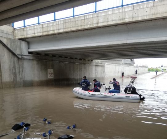 Elazığ’da ev ve iş yerlerini su bastı, mahsur kalanları itfaiye botla kurtardı