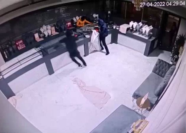 Beykoz’da milyonluk kuyumcu soygunu kamerada