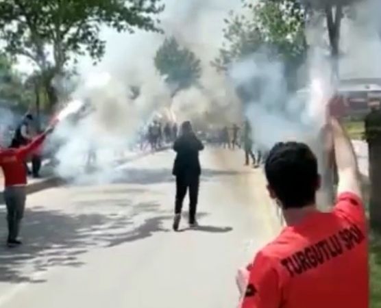 Manisa’da sis bombası taraftarın elinde patladı