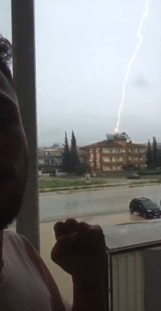 Yağmuru çekerken binanın üzerine yıldırım düştü