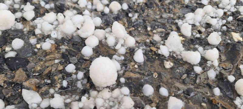 Hakkari’de ceviz büyüklüğünde dolu yağdı: 1 yaralı