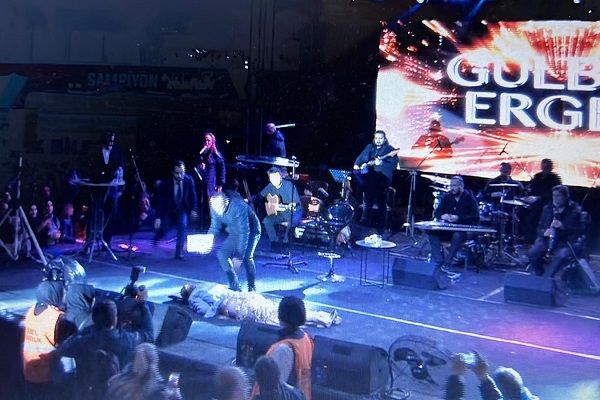 Gülben Ergen sahnede bayıldı