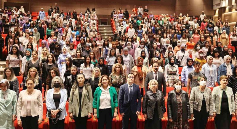 GAÜN’de ’Dünya Ebeler Günü’ sempozyumu düzenlendi