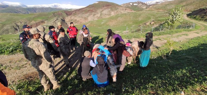 Siirt’te Mayıs’ta kar yağdı, 10 kişilik aileyi donmaktan ekipler kurtardı