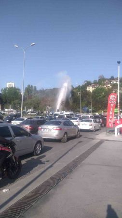 İSKİ’ye ait su borusu patladı, yollar göle döndü