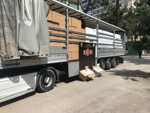 Uşak’ta 1 buçuk milyon TL’lik kaçak makaron ele geçirildi