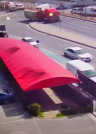 Büyükçekmece’de hurda metal yüklü kamyon devrildi