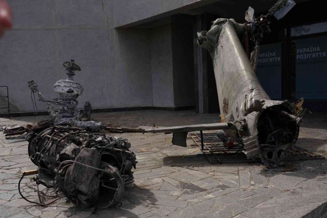 Kiev’de Rus ordusunun ele geçirilen askeri teçhizatı sergilendi