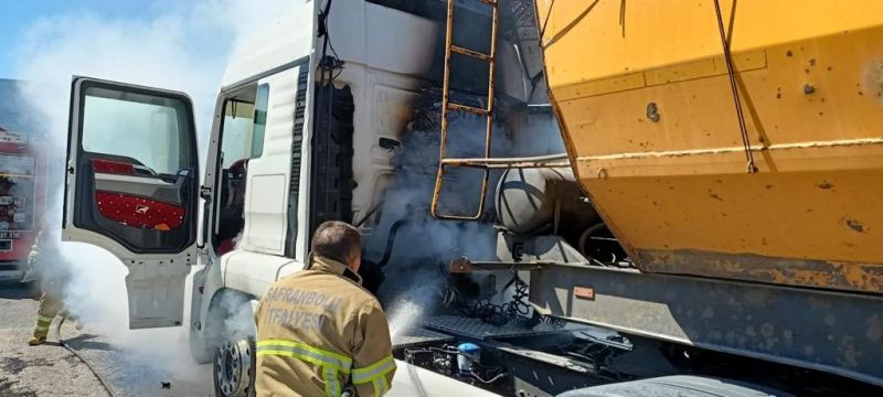 Seyir halindeki tır alev aldı, sürücü son anda kurtuldu