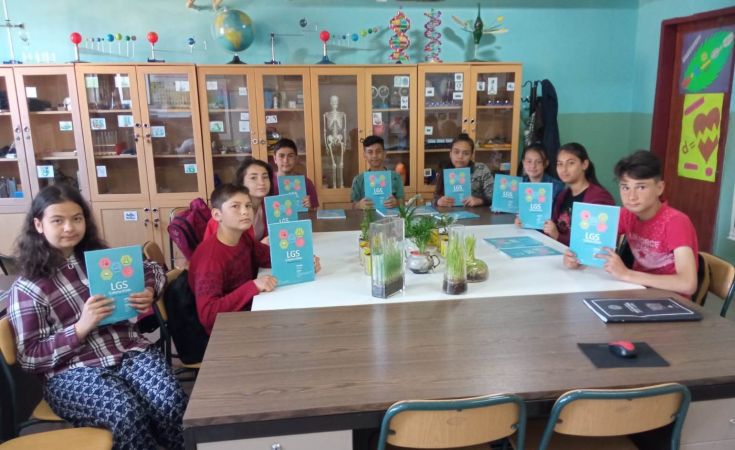 Milli Eğitim Bakanlığınca hazırlanan yardımcı kaynaklar 8. Ve 12. Sınıf öğrencilerine dağıtıldı