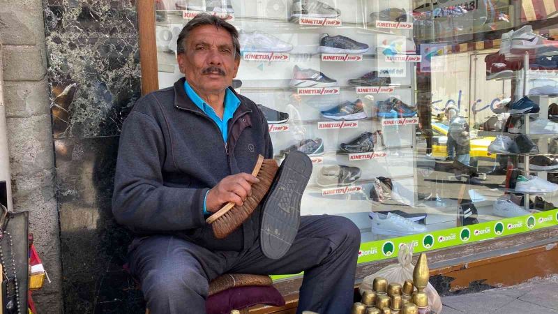 12 yaşında başladığı ayakkabı boyacılığı ile 15 çocuk büyüttü