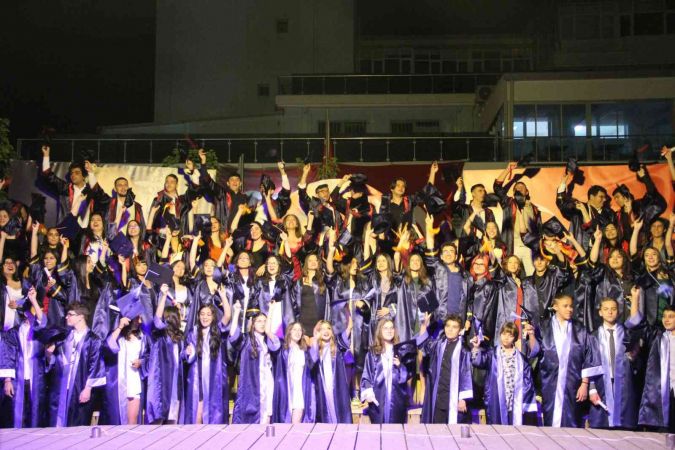 Radikal Okulları’nda coşkulu mezuniyet kutlaması