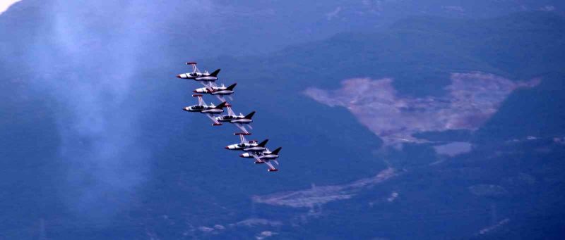 Türk Yıldızları’nın İskenderun’daki gösterisi nefes kesti