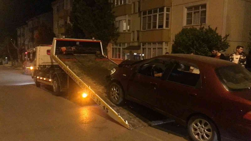 Uzunköprü’de direksiyon hakimiyetini kaybeden sürücü bariyerlere çarparak durabildi