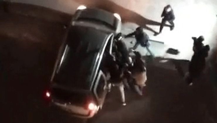 ‘Yabancılar park edemez’ uyarısına aldırmadı, tekme ve yumrukların hedefi oldu