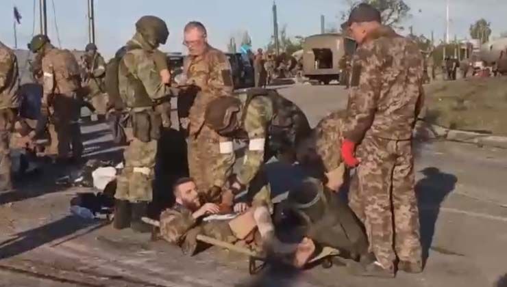 Rus askerleri sedyedeki yaralı Ukraynalı askerleri bile sert şekilde aradı