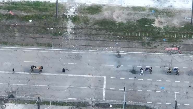 Rus askerleri sedyedeki yaralı Ukraynalı askerleri bile sert şekilde aradı