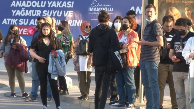 Kadıköy’de otobüs durağa geç geldi: 300 kişi yolu kapattı