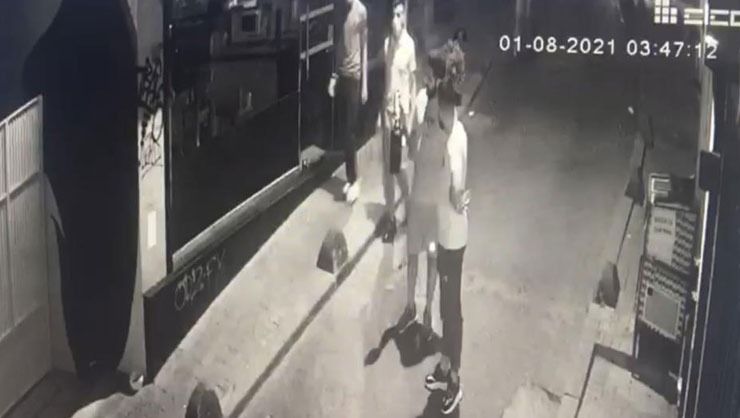 İstanbul’da kapkaç şoku kamerada: Fotoğraf gösterirken telefonunu çaldılar