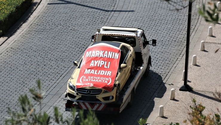 Aldığı lüks otomobil ile hayal kırıklığı yaşayan adam, araca çekici üzerinde şehir turu attırdı