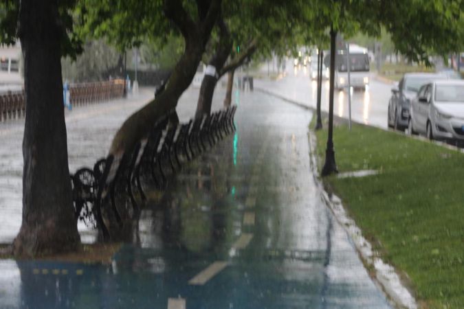 Tekirdağ’da sağanak nedeniyle yollar göle döndü