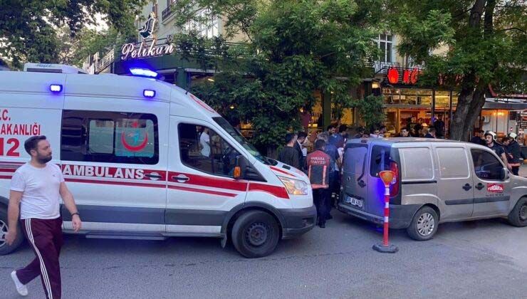 Karşıdan karşıya geçmek isteyen anne kızı otomobil ezdi