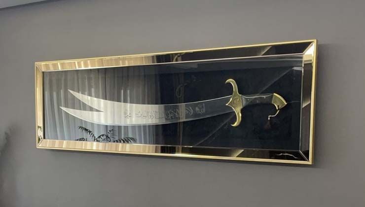 Geleneksel Türk kılıçları kınından çıktı ve tabloya dönüştü