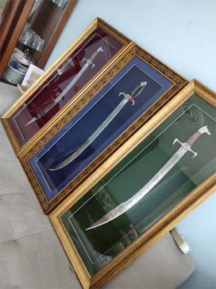 Geleneksel Türk kılıçları kınından çıktı ve tabloya dönüştü