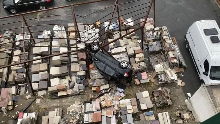 İstanbul’da korkunç kaza! Kontrolden çıkan otomobil 50 metreden aşağıya uçtu