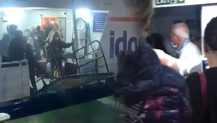 Feribotta can pazarı! Yolcular metrelerce yükselen dalgalar sonucu dehşeti yaşadı