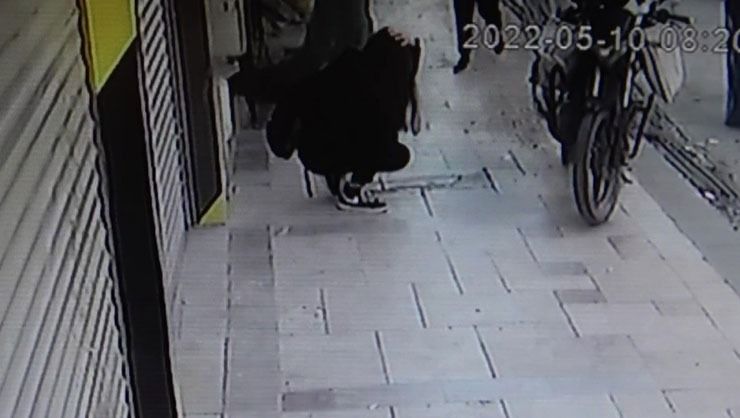 Kaldırımda yürürken başına inşaattan cisim düşen genç kız yaralandı