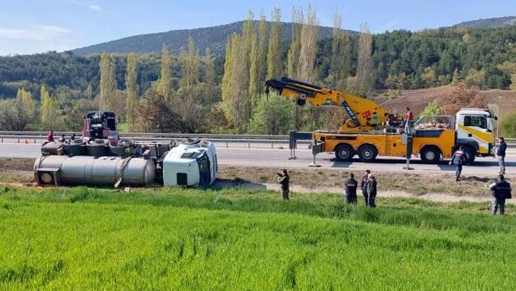 Korku dolu anlar! Kimyasal madde yüklü tanker devrildi