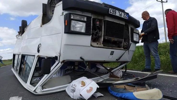 Edirne’de feci kaza: Minibüs içindeki yolcularla ters döndü