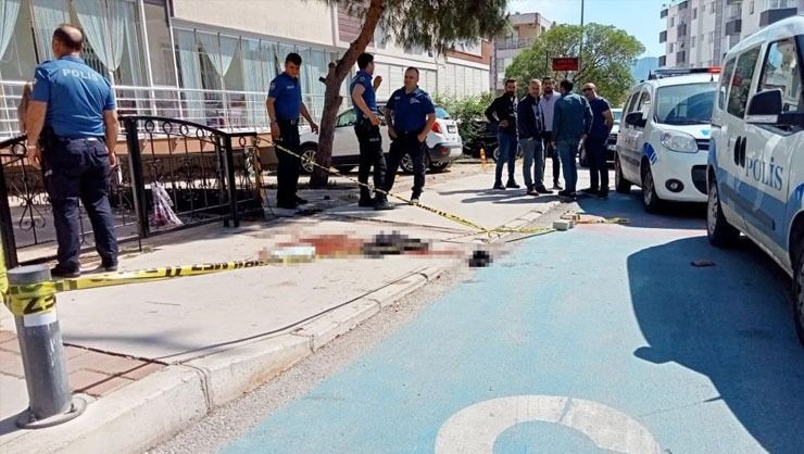 Ayrı yaşadığı karısını sokak ortasında defalarca bıçakladı