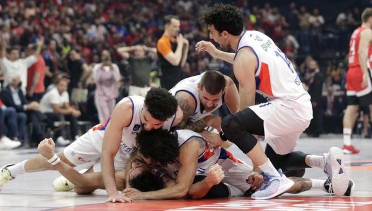 Anadolu Efes Olimpiakos’u devirdi finale çıktı