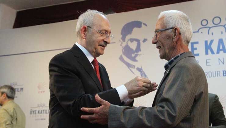 Kılıçdaroğlu partisine yeni katılanlara rozetlerini taktı