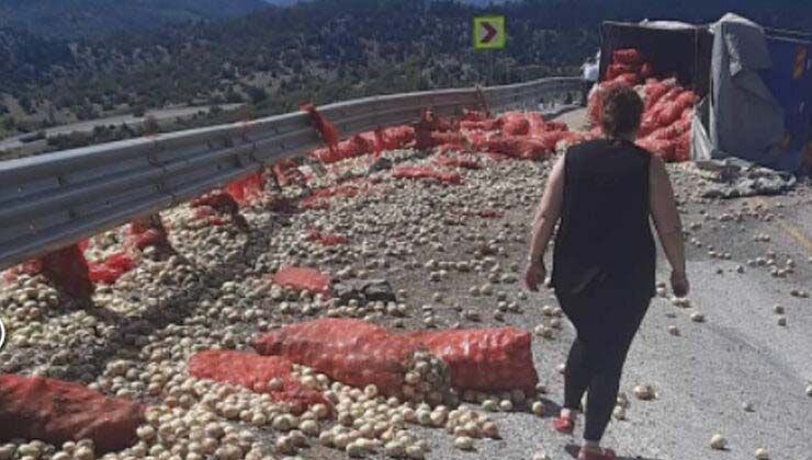 Antalya’da feci kaza: Sebzeler yola saçıldı