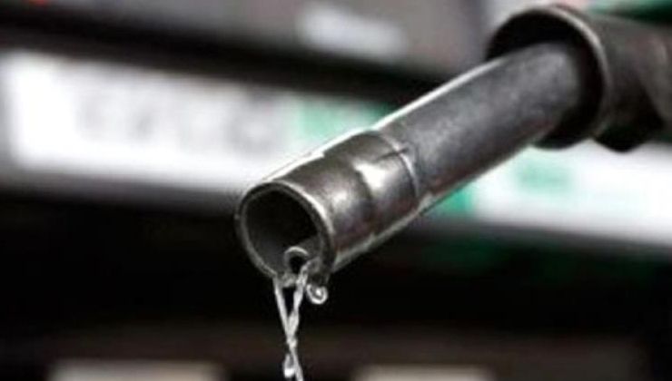 Bu hafta iki kere zamlanan benzine bu kez 1 liralık indirim geldi