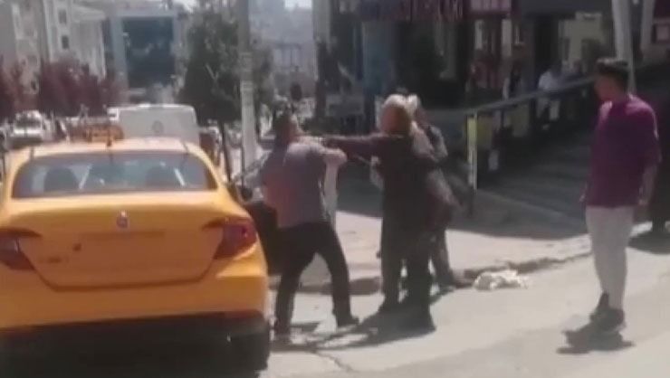 Taksimetre ücretini beğenmeyen kadın, plakayı söküp şoföre saldırdı